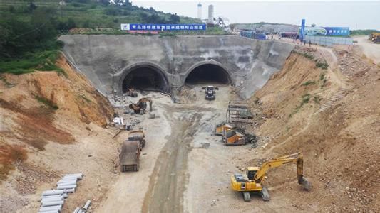 鼎峰三民濕噴機(jī)“玉磨鐵路”隧道施工紀(jì)實